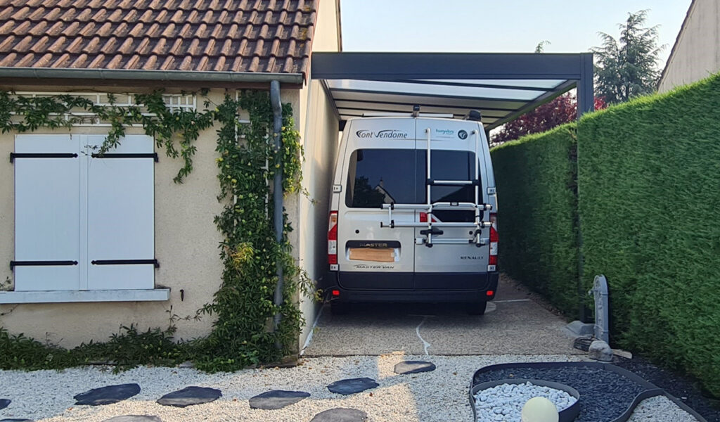 Où installer son carport ? Devant la maison ou dans l’allée ?