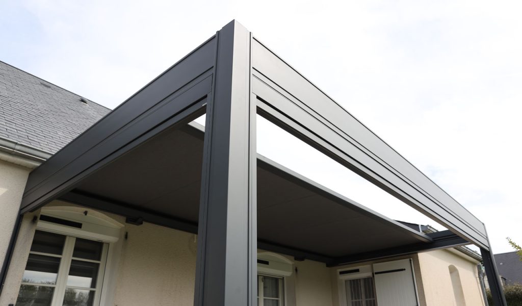 pergola à toile rétractable Rénoval pour faire entrer la lumière - Rénoval