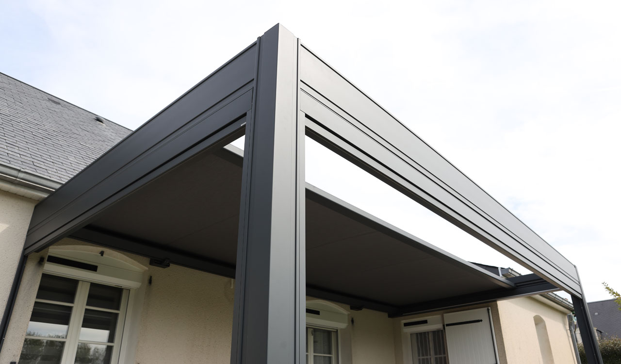 pergola à toile rétractable Rénoval pour faire entrer la lumière - Rénoval