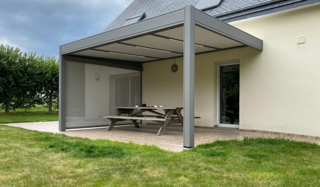 Pergola semi fermée par des stores - Article par Rénoval Véranda