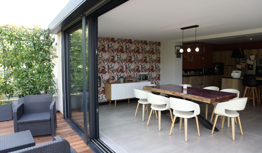 Extension véranda de maison moderne à toit plat