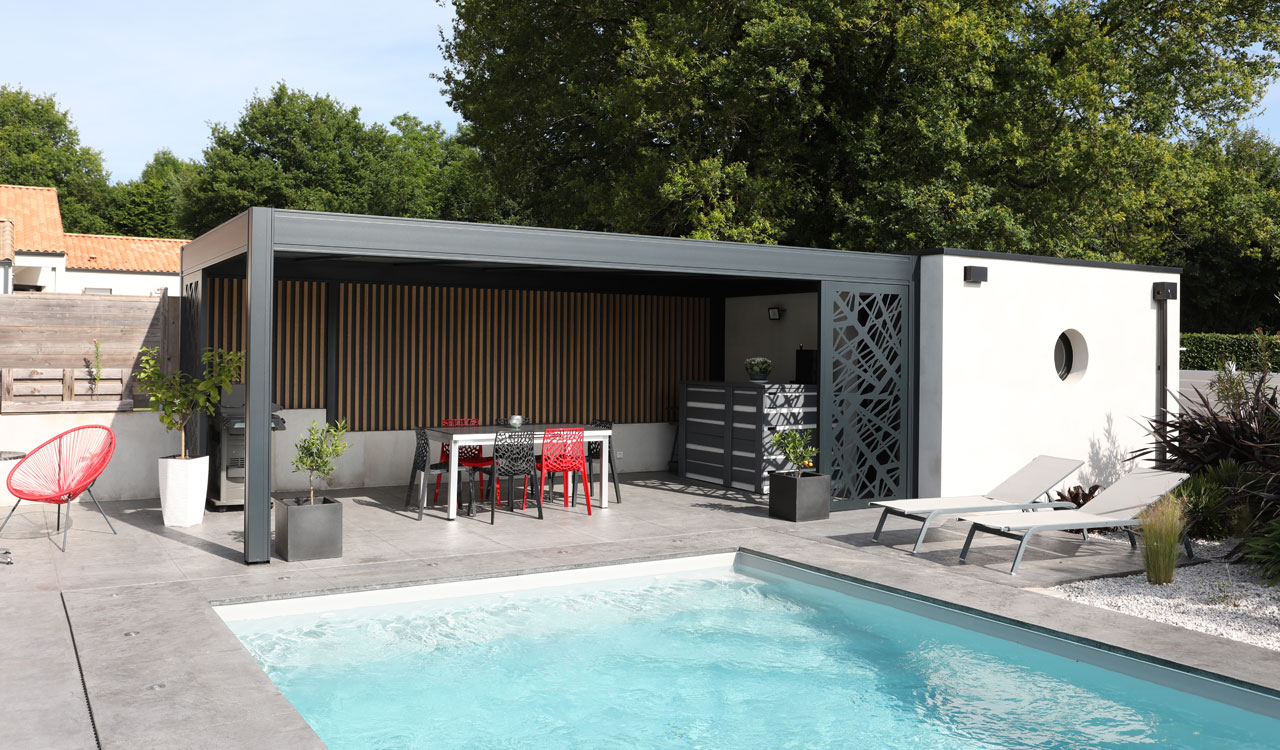 Pergola design toiture fixe avec décor Rénoval