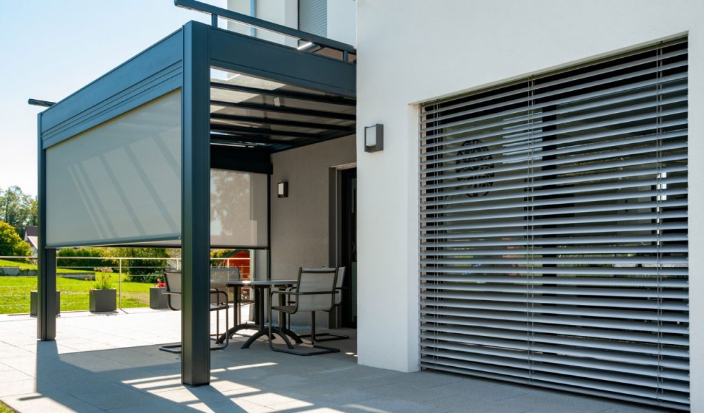 Pergola design avec stores latéraux Rénoval