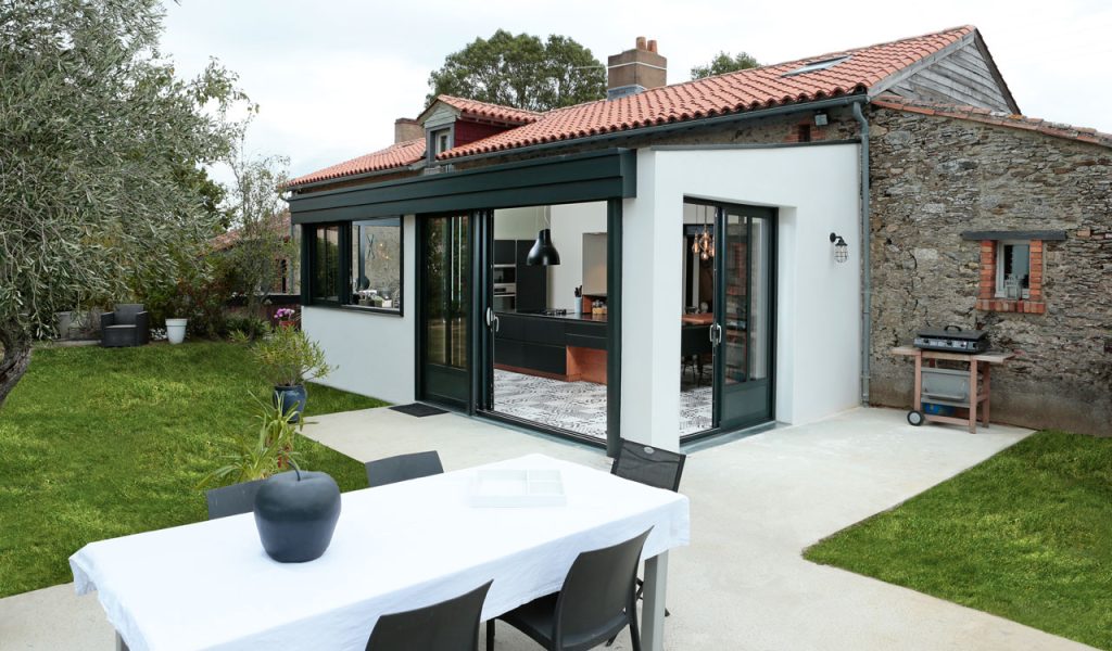Maison en pierre avec extension cuisine moderne