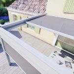 Le toit à toile rétractable protège des rayons du soleil